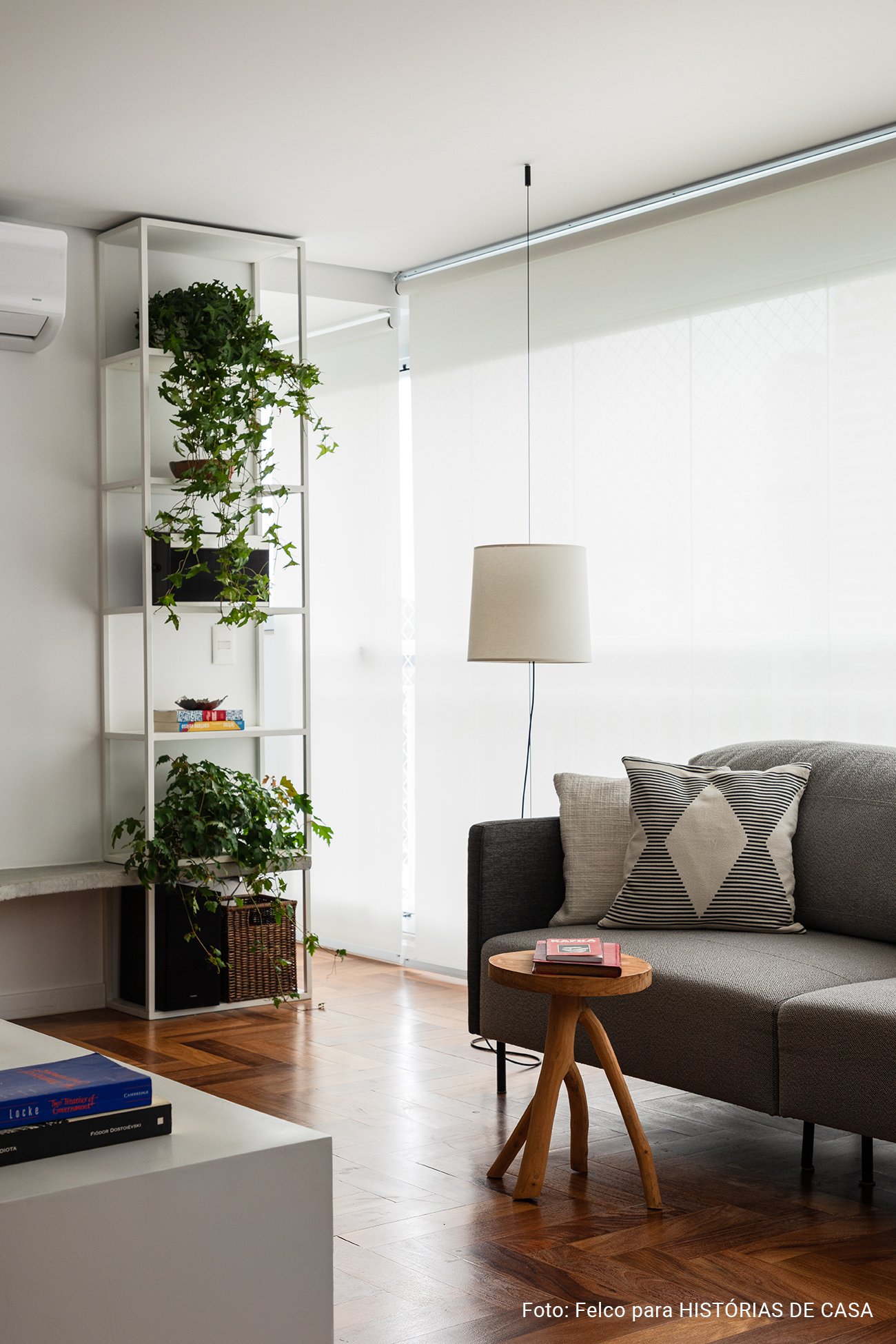 Apartamento novo reformado com ambientes integrados e banheiros de caquinho com louças da Celite