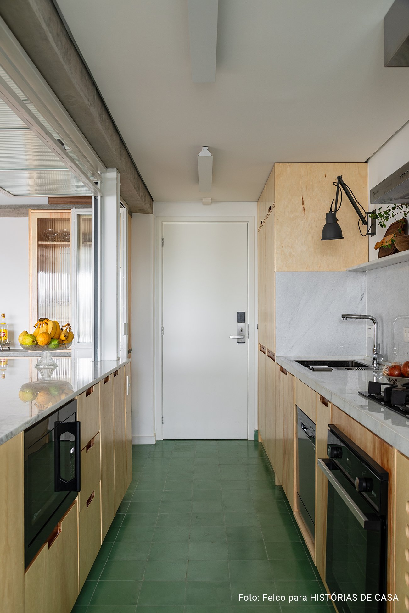 Apartamento novo reformado com ambientes integrados e banheiros de caquinho com louças da Celite