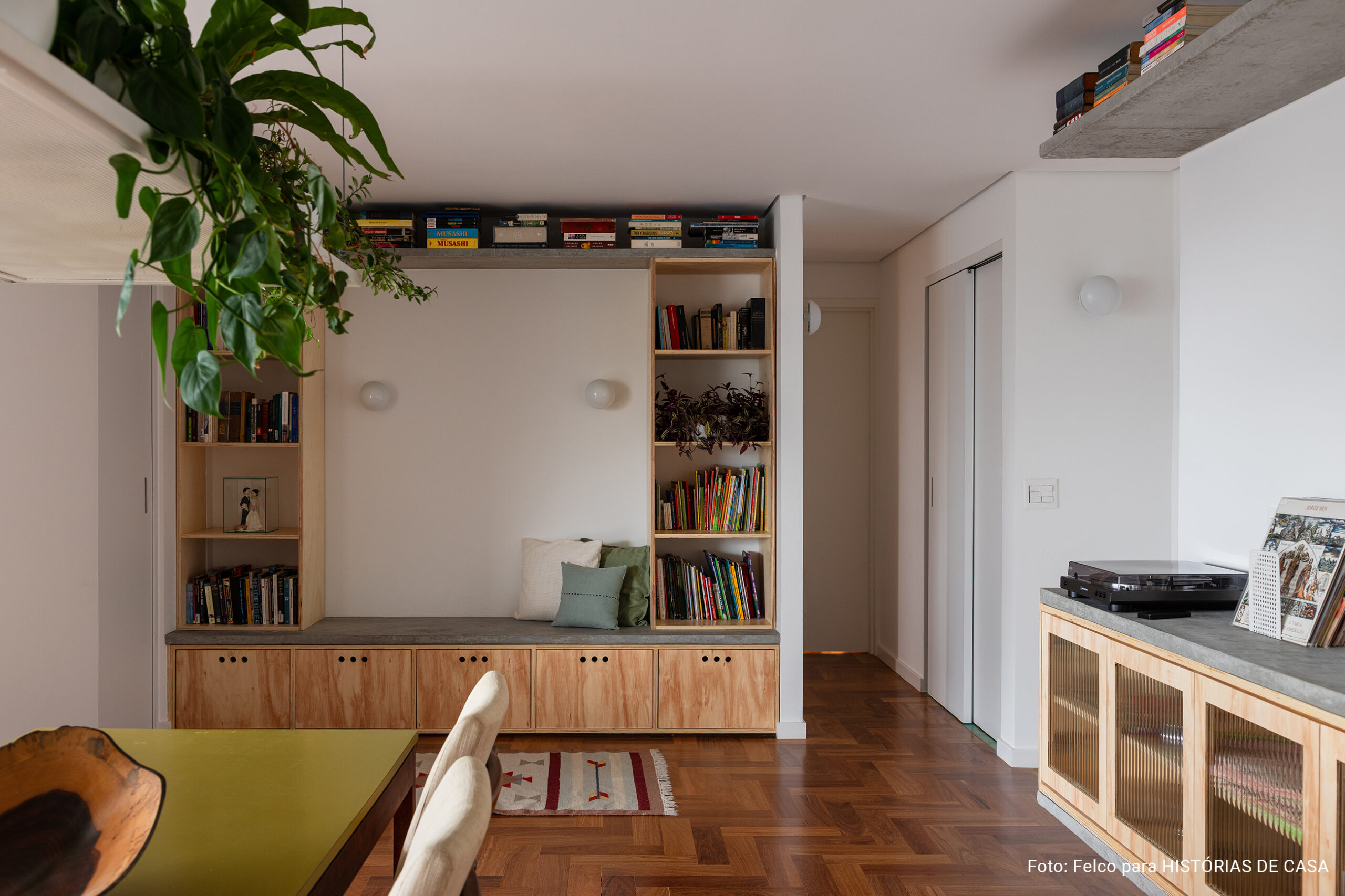 Apartamento novo reformado com ambientes integrados e banheiros de caquinho com louças da Celite