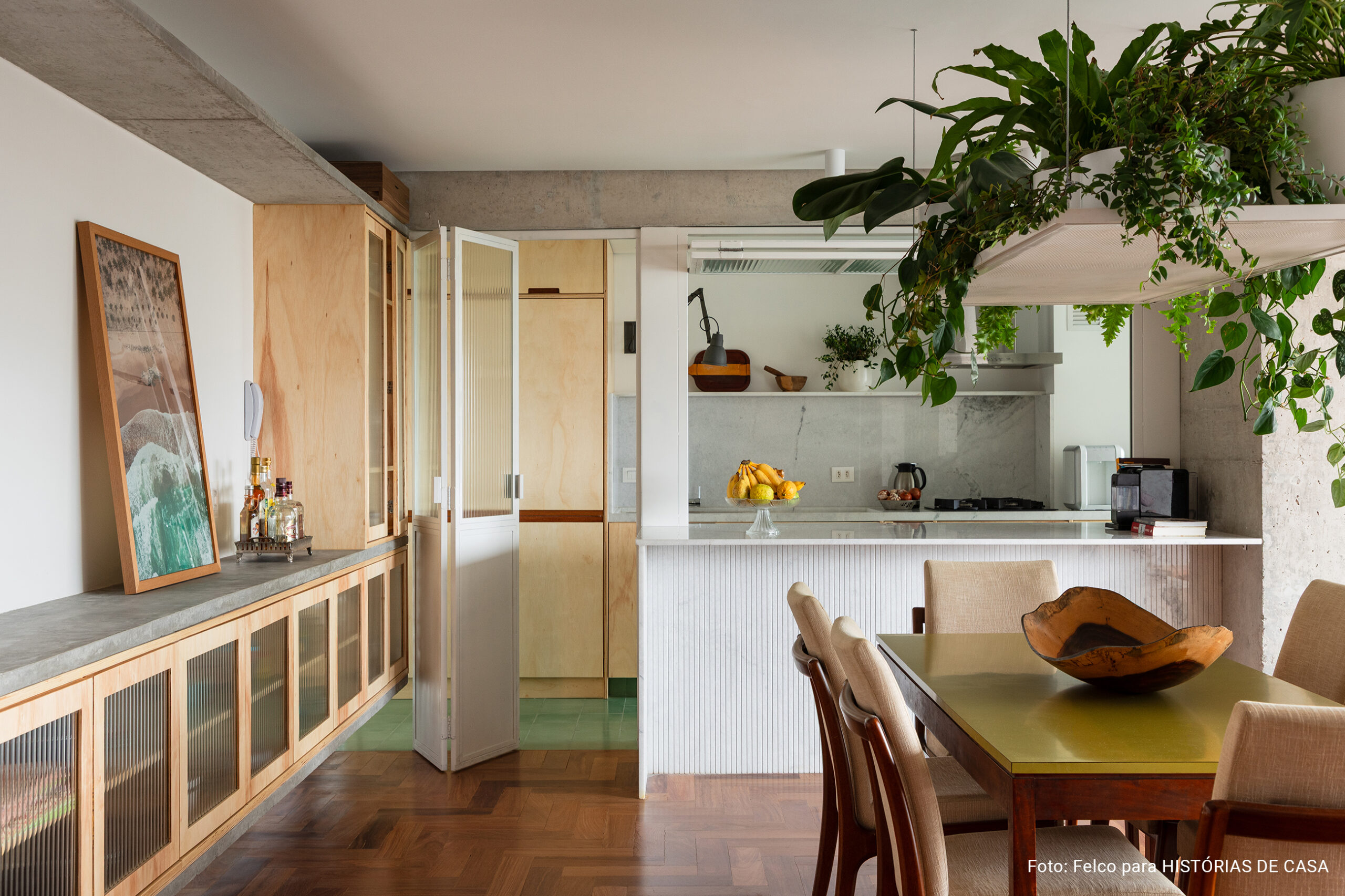 Apartamento novo reformado com ambientes integrados e banheiros de caquinho com louças da Celite