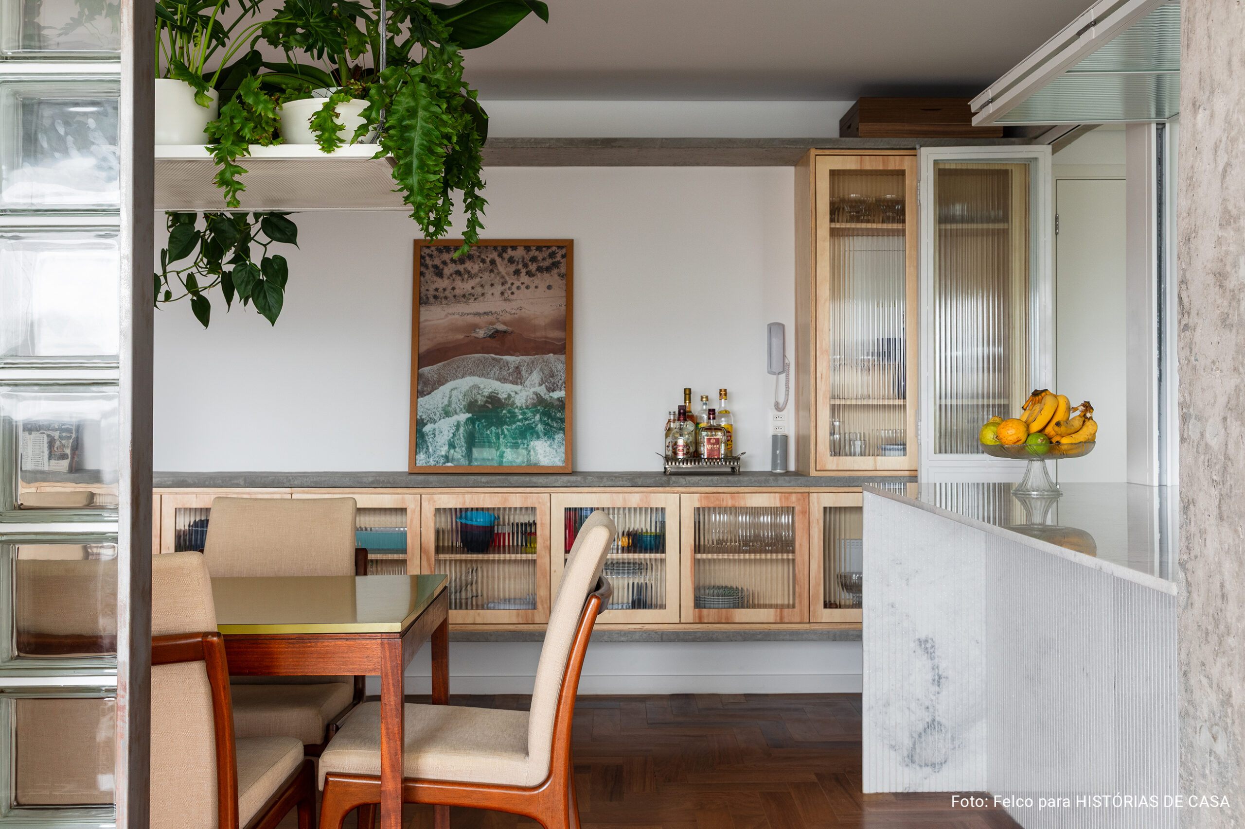 Apartamento novo reformado com ambientes integrados e banheiros de caquinho com louças da Celite