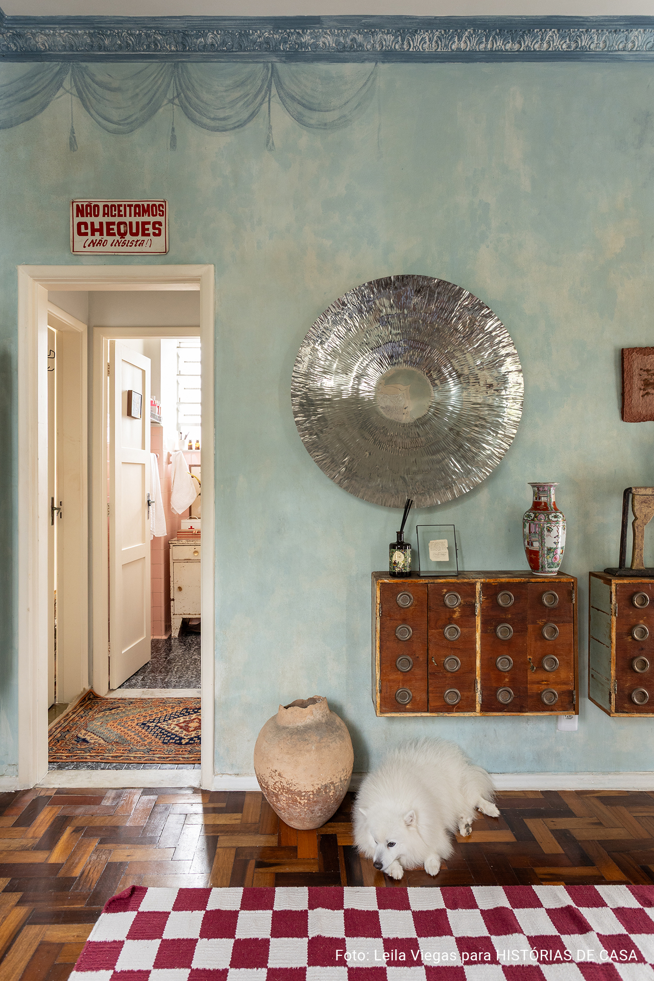 Apartamento com decoração vintage do Derek Mangabeira no Rio de Janeiro