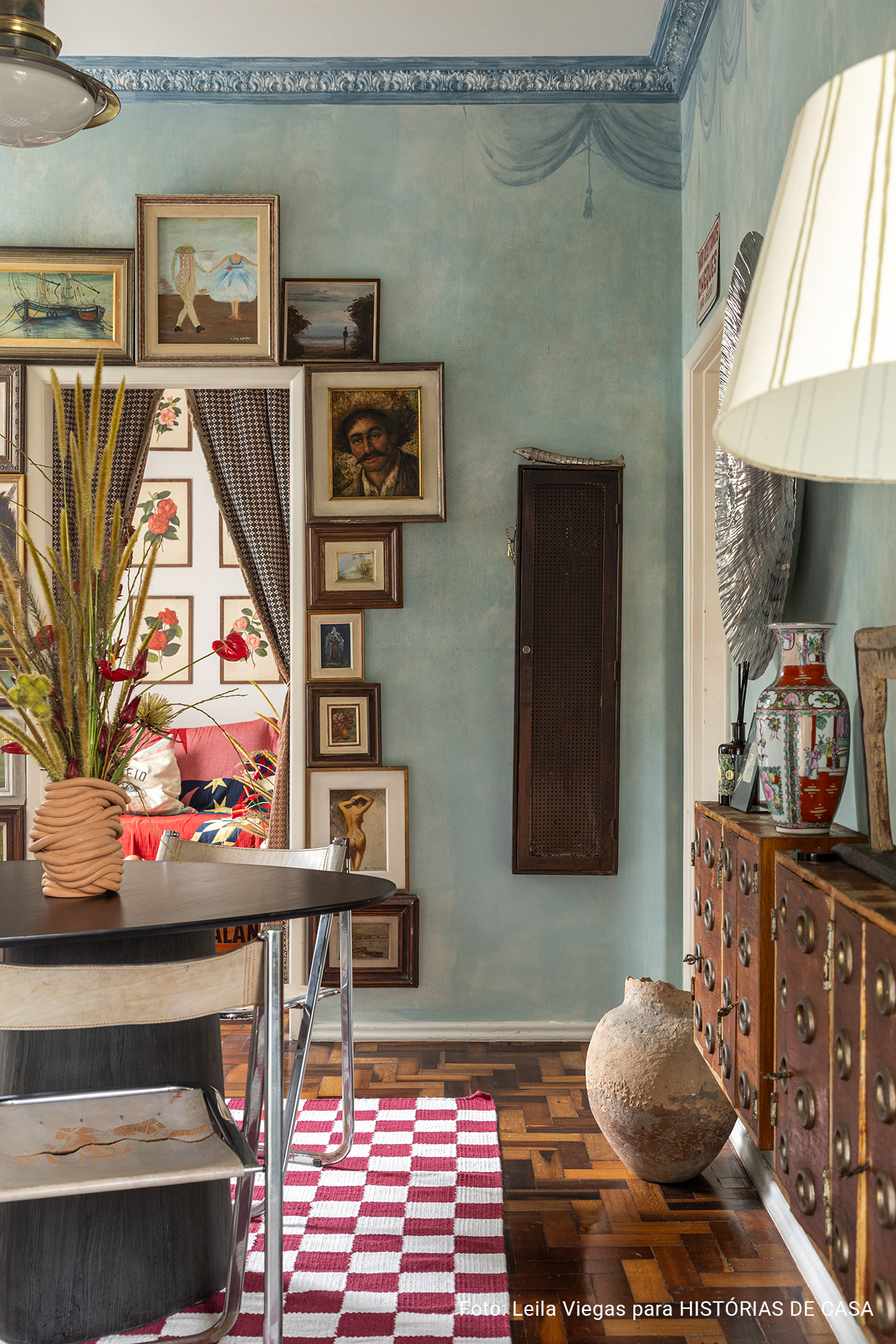 Apartamento com decoração vintage do Derek Mangabeira no Rio de Janeiro