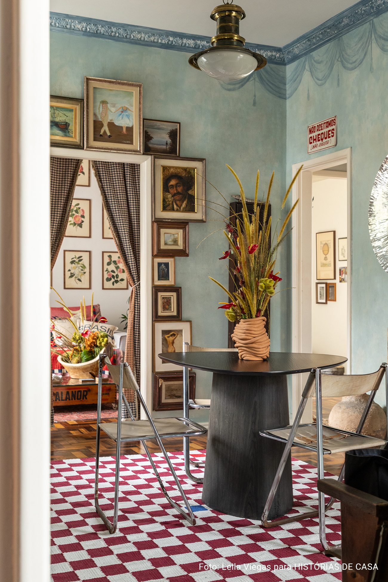 Apartamento com decoração vintage do Derek Mangabeira no Rio de Janeiro