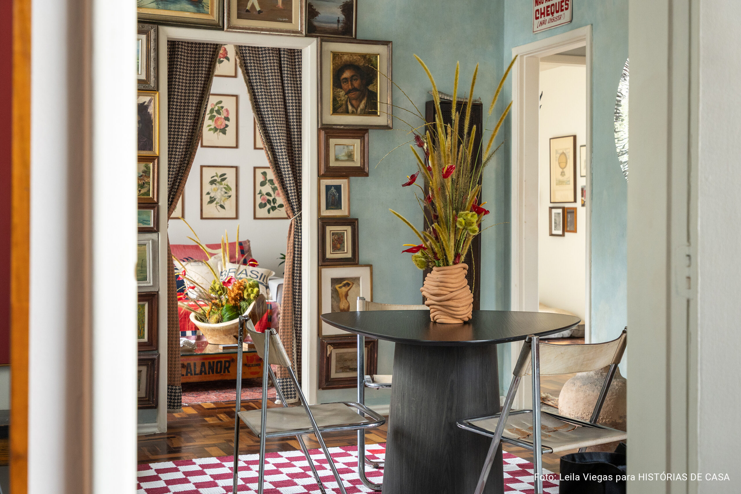 Apartamento com decoração vintage do Derek Mangabeira no Rio de Janeiro