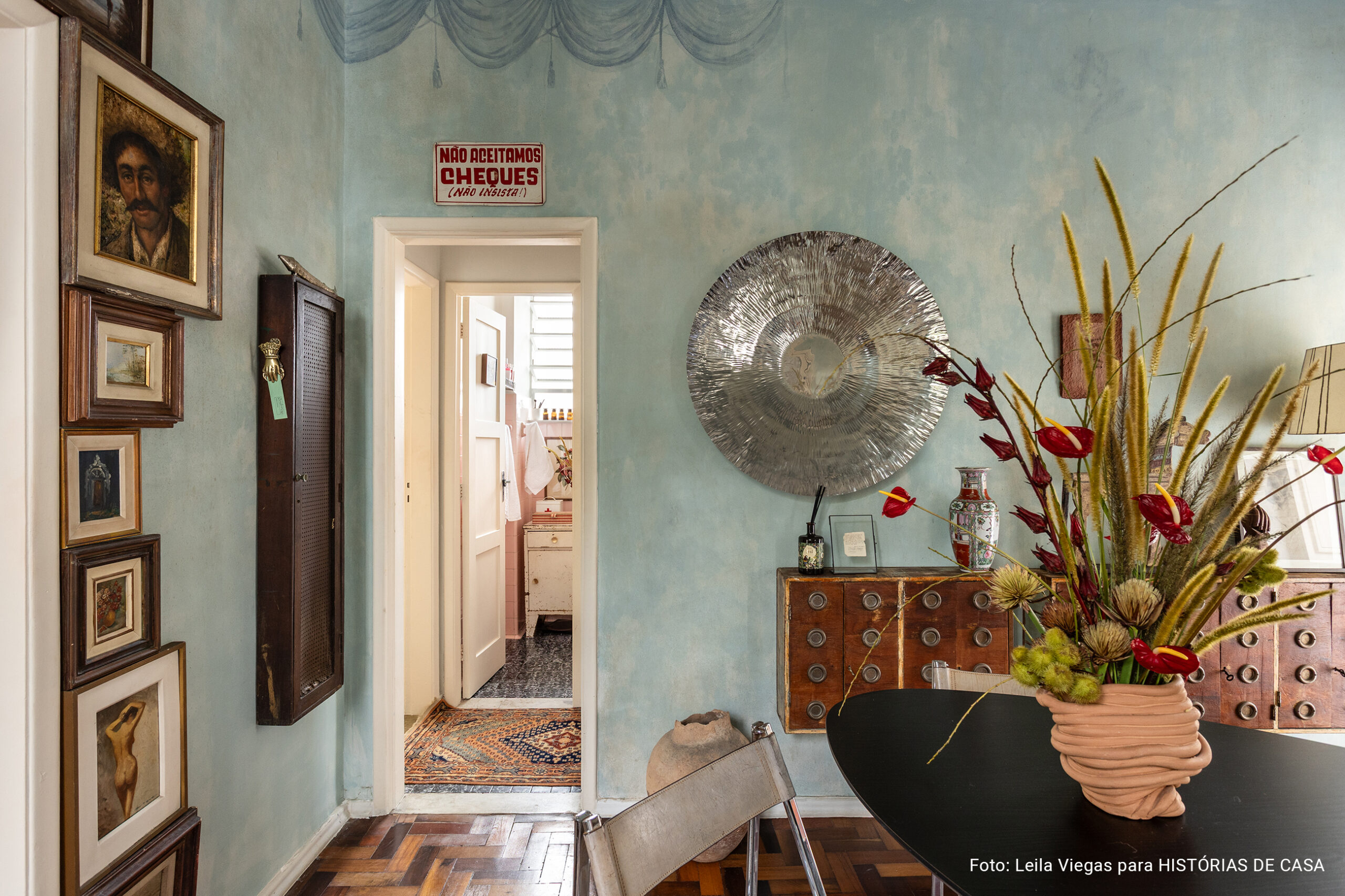 Apartamento com decoração vintage do Derek Mangabeira no Rio de Janeiro