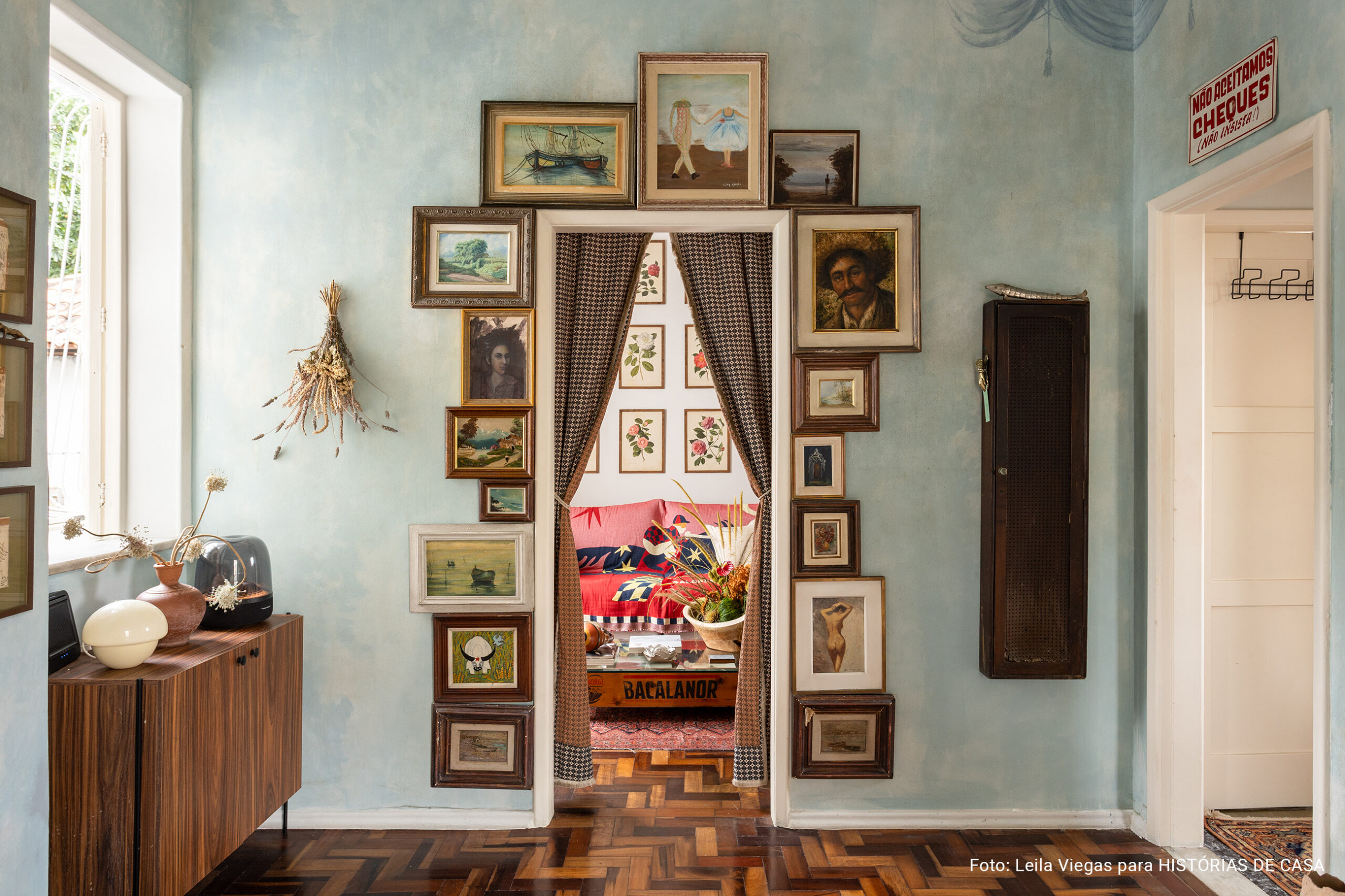 Apartamento com decoração vintage do Derek Mangabeira no Rio de Janeiro