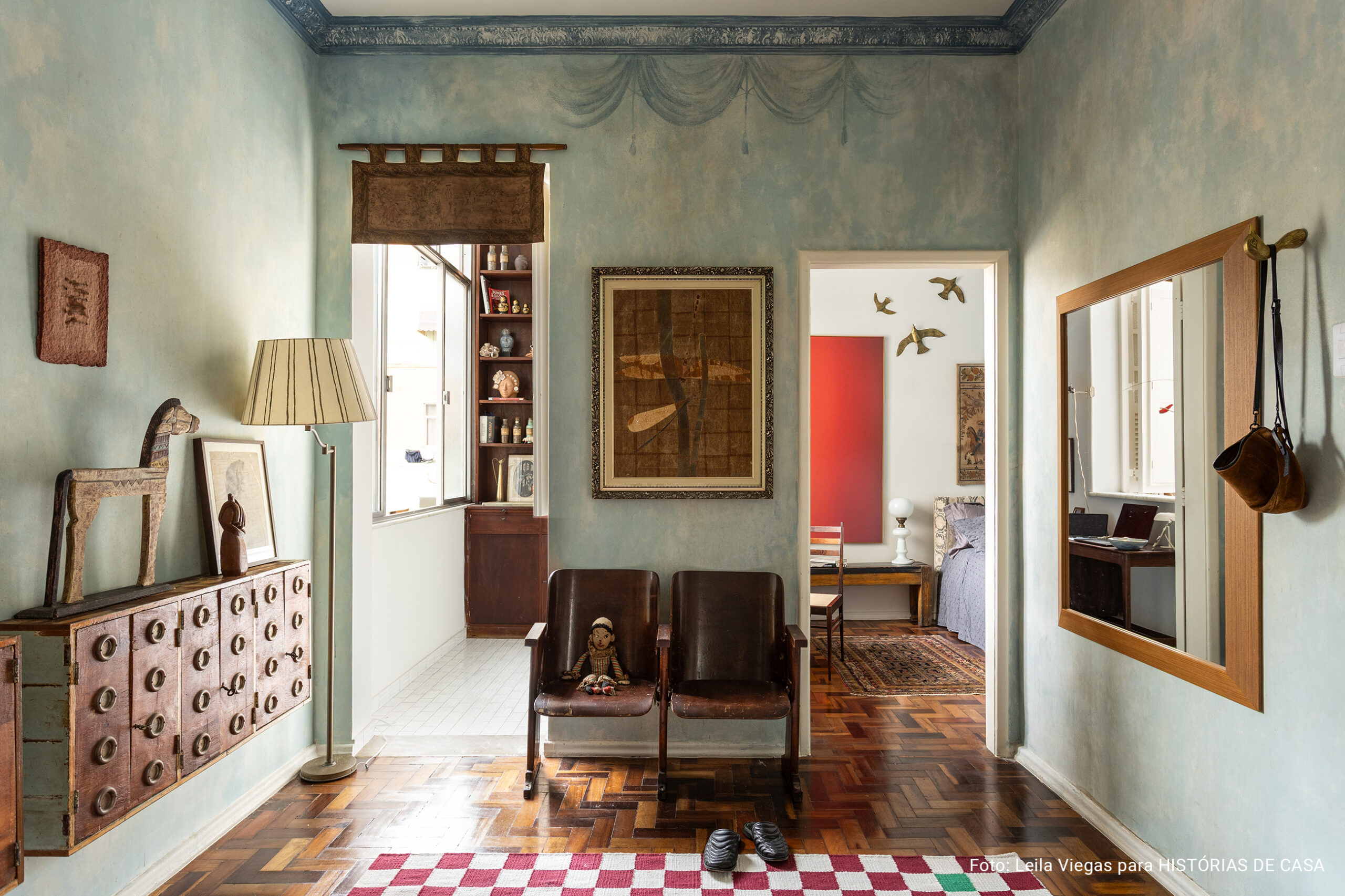 Apartamento com decoração vintage do Derek Mangabeira no Rio de Janeiro