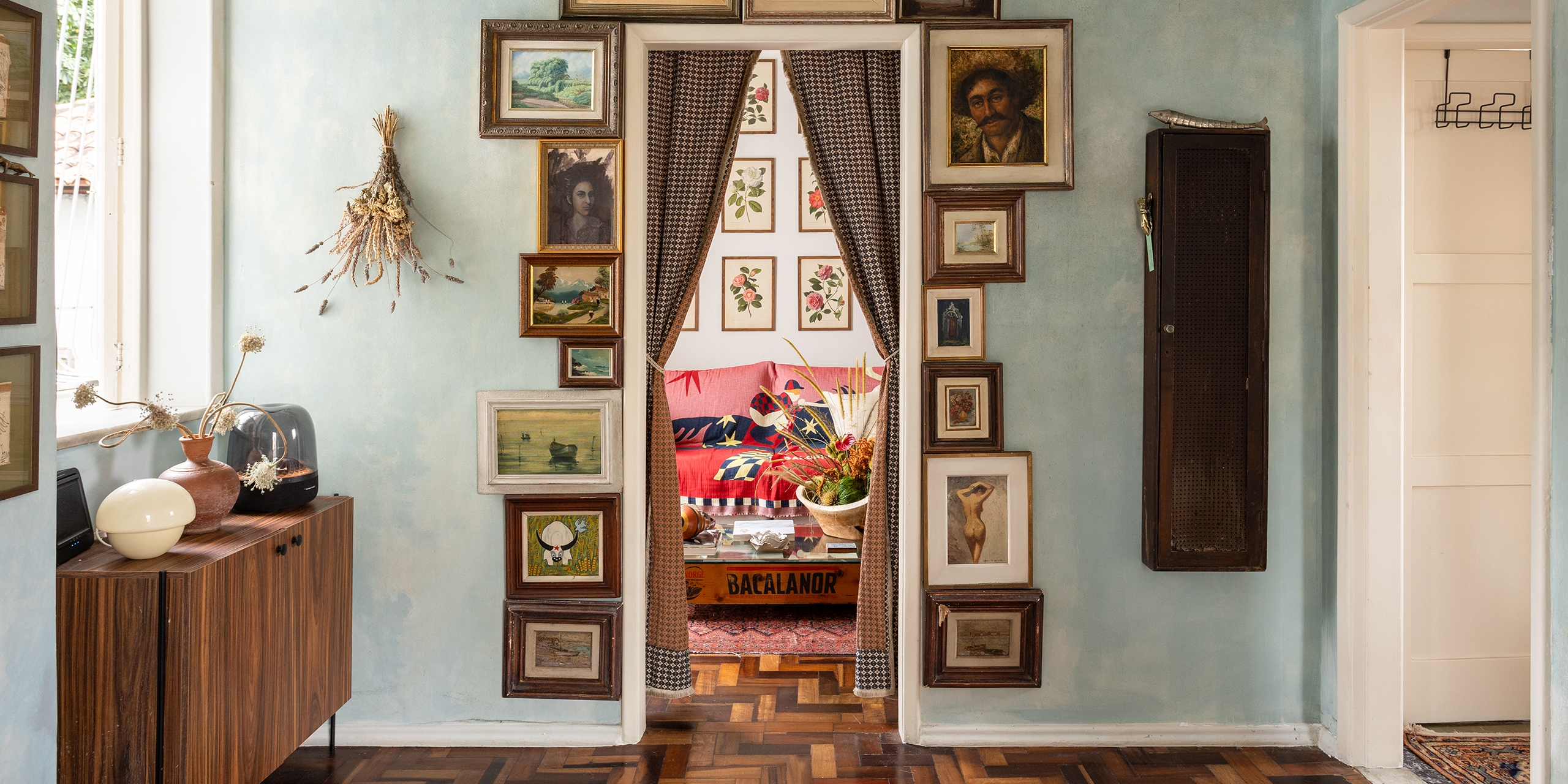 Apartamento com decoração vintage do Derek Mangabeira no Rio de Janeiro