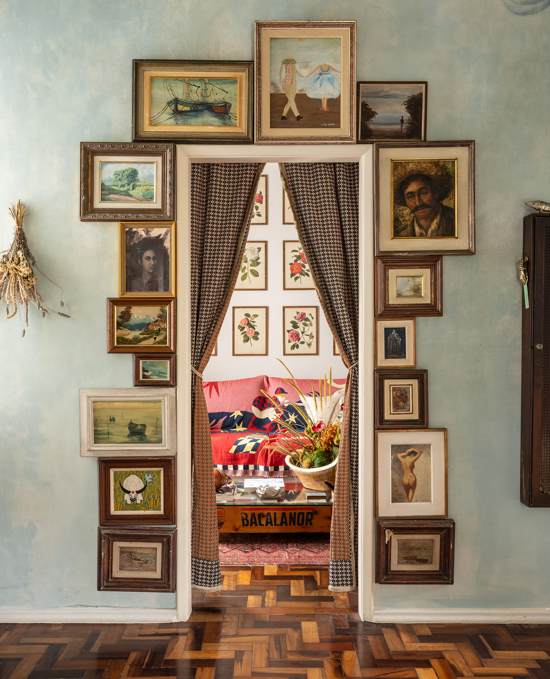 Apartamento com decoração vintage do Derek Mangabeira no Rio de Janeiro