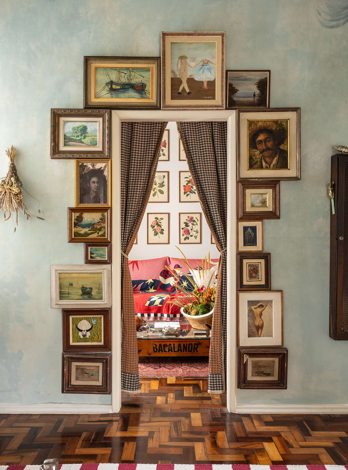 Apartamento com decoração vintage do Derek Mangabeira no Rio de Janeiro