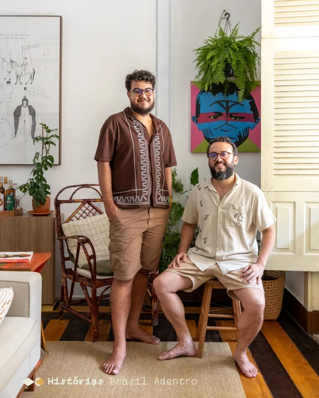 O que acontece quando o Norte e o Nordeste se encontram na mesma casa? 💛A resposta é fácil: nasce um lar com identidade, ancestralidade e portas abertas! Como o apartamento do @henriquemontagne e do @atila.ximenes em um casarão histórico na Vila Bolonha – que é um dos primeiros projetos de Francisco Bolonha na cidade de Belém.Aqui, a raiz cabocla e amazônida de Henrique cruza com a origem nordestina de Átila, vindo do Ceará, e essa fusão linda se reflete em cada canto. A casa é feita para receber, para celebrar, e é na cozinha integrada que a vida acontece. Ela é o verdadeiro coração da festa, de onde saem o tradicional arroz paraense, os drinks de jambu e as melhores memórias.E pra que esses encontros sejam mais leves e práticos, a @consul faz parte da rotina e da história do casal! São os eletros que simplificam o dia a dia, ajudando a focar no que realmente importa: a troca e o afeto.Lá no blog do Histórias você pode espiar de perto esse lar que é puro suco de Brasil!!! ✨ Vamos?Fotógrafa: @leila.viegas#historiasdecasa #arquiteturabrasileira #casacomafeto #decoracaoafetiva #BelemdoPara #casabrasileira #HistóriasBrasilAdentro #todacasatemumahistoria #hometour #Belem #cozinha #cozinhaintegrada #publicidade