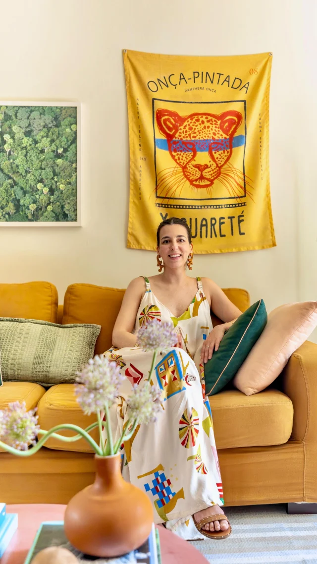 Antes que vocês perguntem, hehe: simmmm, o vídeo completo do tour nessa casinha de vila já está no nosso canal! ✨🥰A moradora é a @amandafragainteriores, uma designer de interiores apaixonada por cores, estampas, arte popular e lares com alma…Com criatividade e boas ideias, ela transformou a casa alugada em refúgio, misturando móveis coloridos, papéis de parede, artesanato e garimpos com histórias por trás.Sem mais spoilers: corre pra ver tudo no YouTube! 💛
É o programa perfeito pra começar o domingo se inspirando…Imagens e edição por: @doracampanella e @yasmintb#historiasdecasa #todacasatemumahistoria #decoração #decor #casa #hometour #arquitetura #casacolorida #casadevila #casaalugada