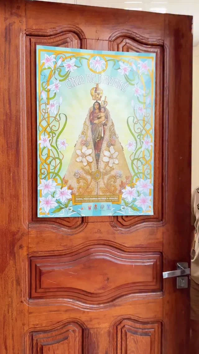 Cozinhar é uma forma de afeto que o @henriquemontagne aprendeu com sua mãe. 💛 Hoje, essa paixão é o tempero principal do lar que ele divide com o @atila.ximenes em Belém do Pará. Por isso a cozinha é o ponto de encontro, sempre pronta pra receber os amigos!E quem os acompanha nessa rotina em casa é a @consul, com eletros fáceis de usar e super funcionais. Assim o casal pode curtir cada espaço com calma e cuidado, criando um lar que reflete o quanto eles amam e valorizam a cultura amazônida. ✨Agora conta aqui: que detalhe desse apartamento mais chamou sua atenção?!Imagens: @bruna_lourenco | @paula.passini
Edição: @bruna_lourenco#historiasdecasa #arquiteturabrasileira #casacomafeto #decoracaoafetiva #BelemdoPara #casabrasileira #HistóriasBrasilAdentro #todacasatemumahistoria #hometour #Belem #cozinha #cozinhaintegrada #publicidade