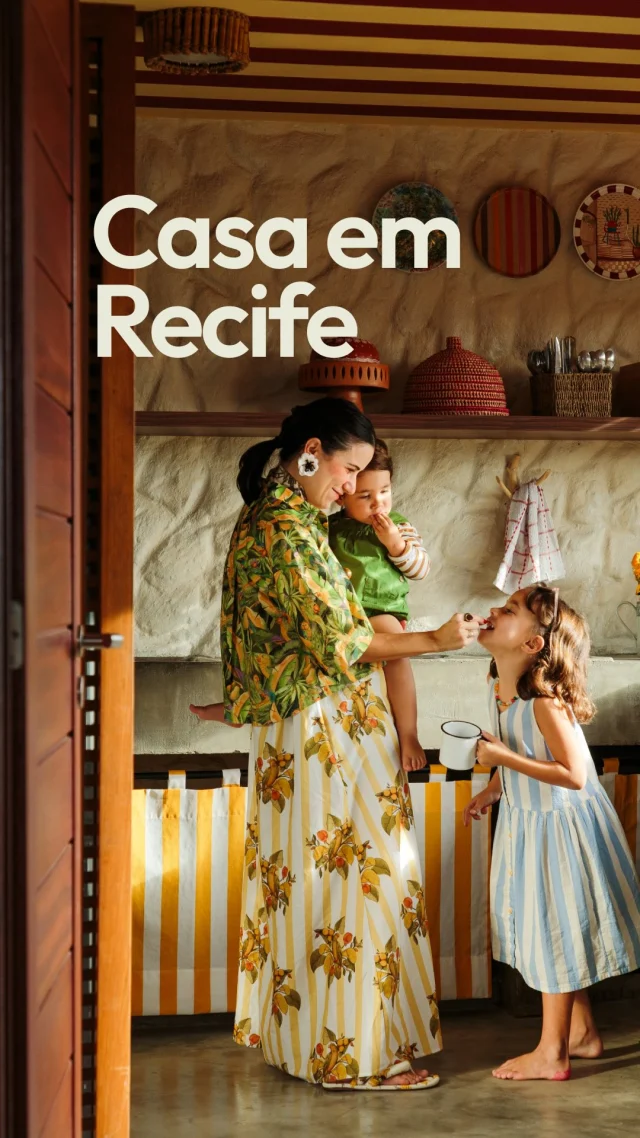 Deu vontade de espiar todos os cantinhos da casa da @cecilialemosarq né?! 👀❤️A gente já sabia que vocês iam amar, então claro que temos tour em vídeo. Assim dá pra entender como os espaços se abrem para o lado de fora, convidando os moradores a interagir o tempo todo - seja montando uma mesa especial ou brincando com as crianças!Uma casa alegre, colorida e recheada de arte brasileira. Precisa dizer mais alguma coisa? Hehe…O que você achou???👇Projeto: @cecilialemosarq
Imagens: @paula.passini | @bruna_lourenco
Edição: @paula.passini
Look: @adorofarm#historiasdecasa #todacasatemumahistoria #decoração #decor #casa #hometour #arquitetura #reforma #casacolorida #architecture #Recife #pernambuco #históriasbrasiladentro #casabrasileira