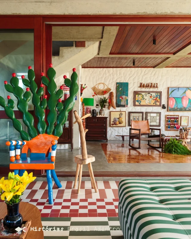 Prontos pra mudar de destino na nossa série Brasil Adentro?? ❤️ Depois de percorrer o Pará, chegamos ao Recife!!! E a casa de hoje é impressionante, olha só…A textura das paredes, as cores em combinações inusitadas, a arte popular em todos os cantos: estamos tão encantadas que nem sabemos escolher nossa parte favorita da casa da @cecilialemosarq. Então nos ajuda contando nos comentários o que você mais amou! ✨👇Apaixonada pela miscelânea cultural e artística do Brasil, Cecília faz questão de ter uma casa que se inspire nessa força criativa. “A arte popular e a arquitetura brasileira refletem o que vivemos em nosso país, que é tão rico culturalmente e tão diverso”, ela diz.E seu lar, claro, não poderia deixar de ter algumas de suas marcas registradas enquanto arquiteta: troca de pisos para demarcar ambientes, muitos elementos regionais e, claro, listras e mais listras!Como diria aquela trend que já passou por aqui: latina demais pra ser minimalista. 💃💖As fotos completas estão no blog — e não esquece de comentar o que mais chamou a sua atenção!Projeto: @cecilialemosarq
Fotógrafo: @_felco
Look Cecília: @adorofarm#decor #decoração #hometour #casa #reforma #arquitetura #Recife #artepopular #casaemRecife #históriasbrasiladentro #historiasdecasa #todacasatemumahistoria